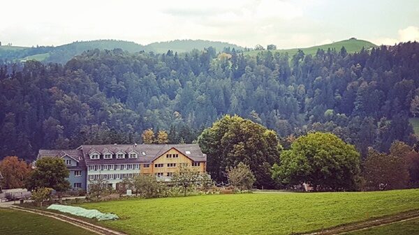 Wohnhaus und Bruggenhof der Wogeno Mogelsberg, eingebettet in die Hügel des Neckertals