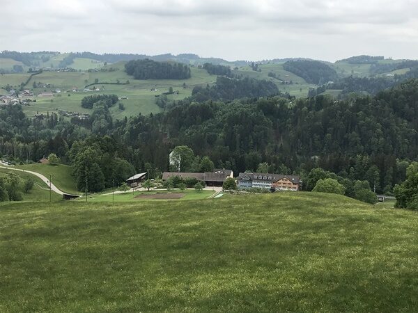 Vue sur la coopérative et les collines du Neckertal